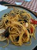 Spaghettis con gambas, almejas y tomates cherry