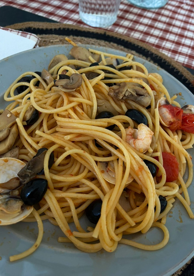 Una foto de Spaghettis con gambas, almejas y tomates cherry