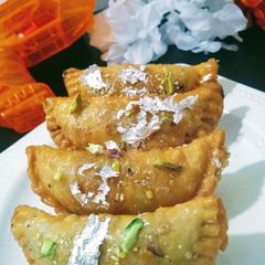 A picture of Dates,mawa stuffed Gujia.