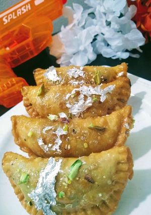 A picture of Dates,mawa stuffed Gujia.