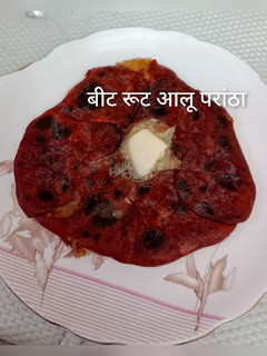 बीट रूट आलू पराठा (beetroot aloo paratha recipe in Hindi) रेसिपी मुख्य फोटो