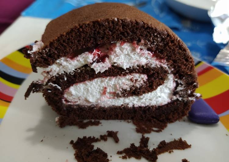 Marquise al cacao con confettura di ciliegie e panna montata