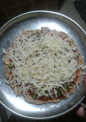 A picture of Bhakri pizza.