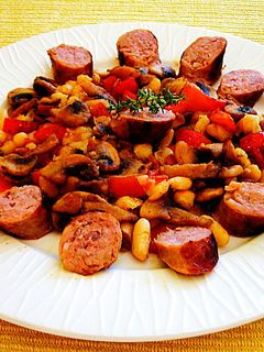 Una foto de Butifarra con alubias y champiñones