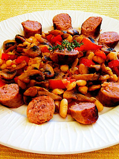 Una foto de Butifarra con alubias y champiñones