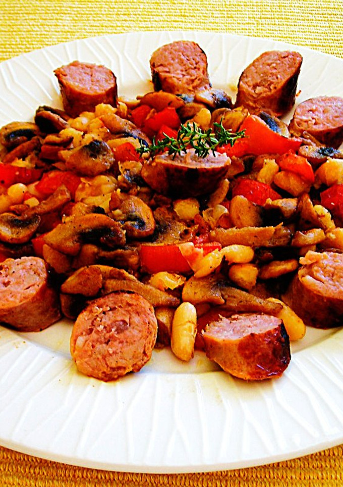 Una foto de Butifarra con alubias y champiñones