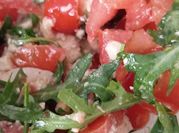 Una foto de ensalada de rúcula y mozzarella