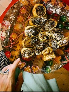 Foto di Alberello di girelle alla crema di formaggio e cannella🥨🎄🤍