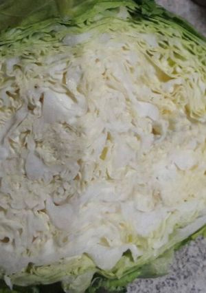 Una foto de Col saltada con pollo