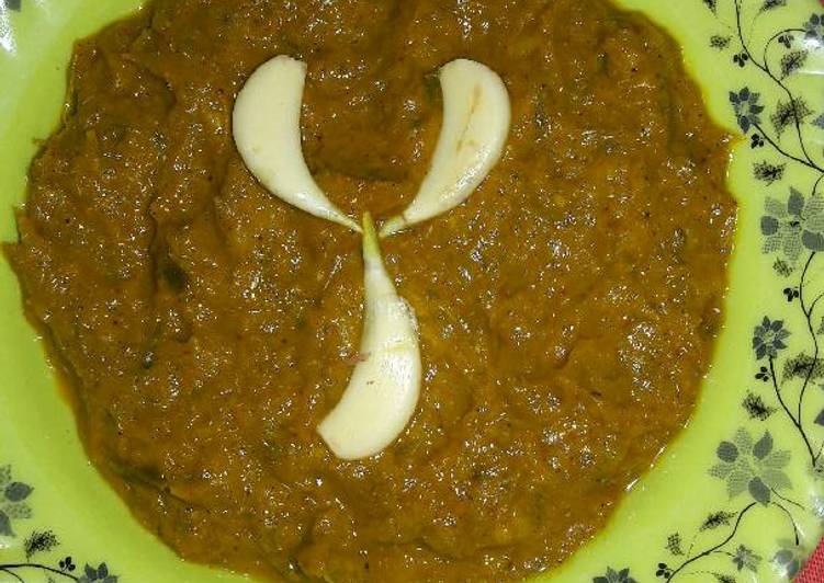 Simple Way to Prepare Homemade Hare lahsun ki chutney