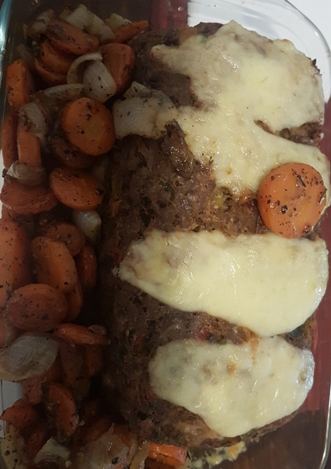 Una foto de Pan de carne. Acompañado de zanahorias glaseadas