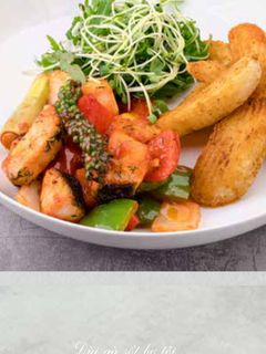 Hình của món Cá hồi lúc lắc và khoai Tây múi.