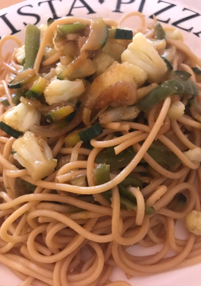 Una foto de Espaguetis de quinoa con verduras