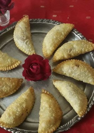 मावा गुजिया (Mawa Gujiya recipe in Hindi) रेसिपी मुख्य फोटो