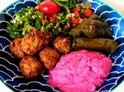 Une photo de falafel au four