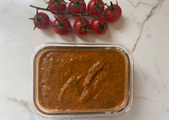 "Fill your freezer" Tomato Sauce #vegan #easyrecipe