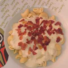 Una foto de Pasta con salsa de pera y gorgonzola y crujiente de jamón