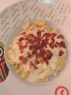 Una foto de Pasta con salsa de pera y gorgonzola y crujiente de jamón