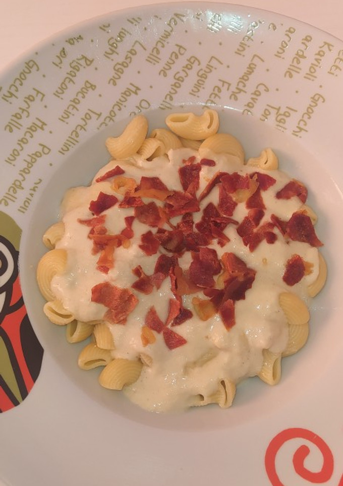 Una foto de Pasta con salsa de pera y gorgonzola y crujiente de jamón
