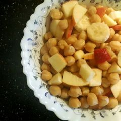 A picture of Healthy Chickpea fruit bowl🍓🍌🍎🍜.