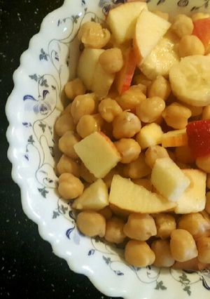 A picture of Healthy Chickpea fruit bowl🍓🍌🍎🍜.