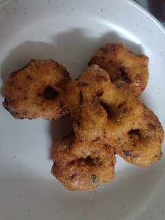 உளுந்து வடை/ urad dal vada recipe in tamil செய்முறை முக்கிய புகைப்படம்