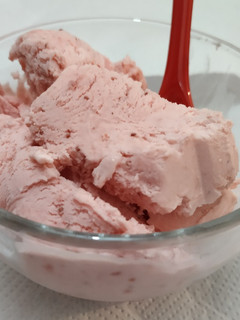 Una foto de Helado cremoso de frutillas 🍓🍓