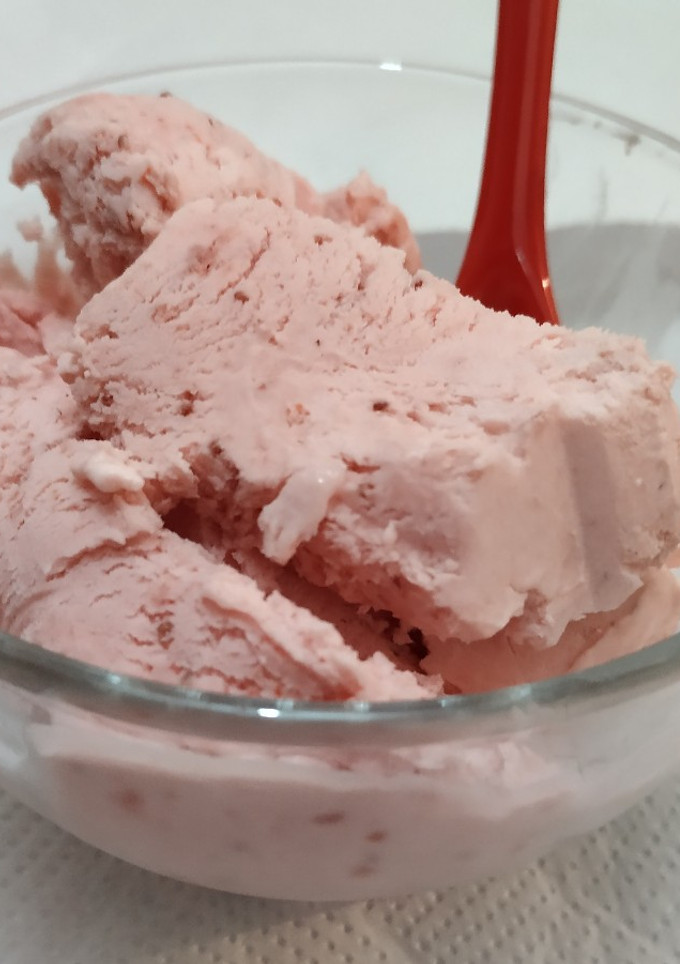Una foto de Helado cremoso de frutillas 🍓🍓