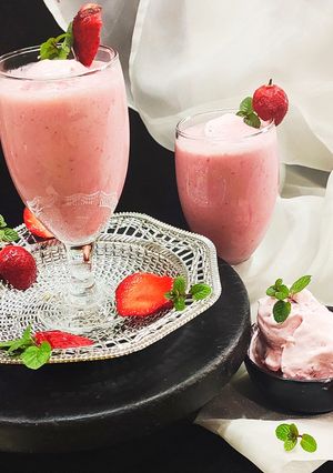 स्ट्रॉबेरी लस्सी (strawberry lassi recipe in Hindi) रेसिपी मुख्य फोटो