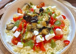 Cuscús con berenjena, queso feta y pesto