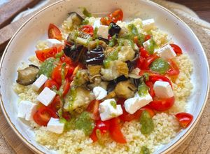 Foto principal de Cuscús con berenjena, queso feta y pesto