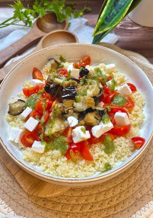 Foto principal de Cuscús con berenjena, queso feta y pesto
