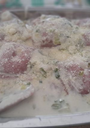 Una foto de Ravioles de remolacha con relleno de pera y queso azul