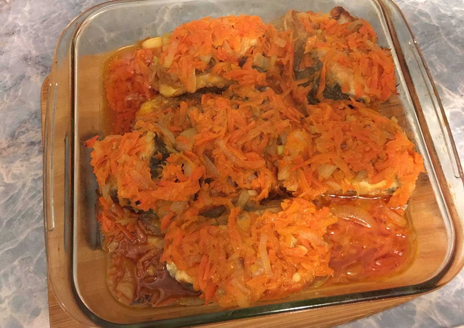 Горбуша в духовке с морковкой и луком