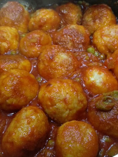 Una foto de Albóndigas de pollo y arroz en salsa