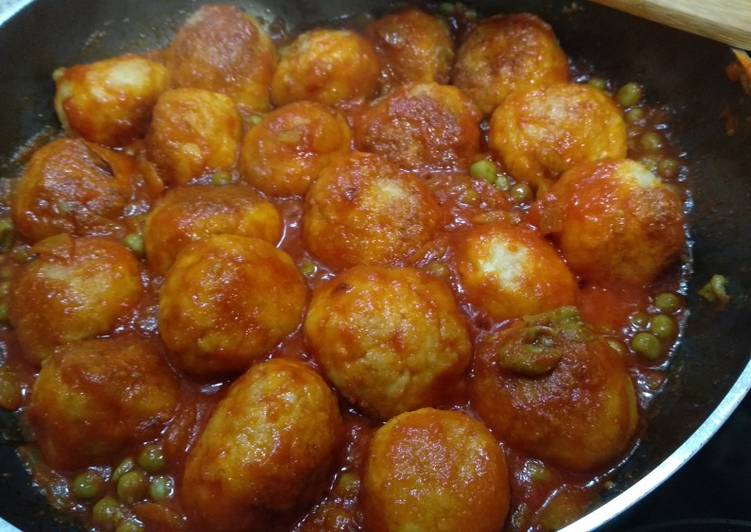Albóndigas de pollo y arroz en salsa