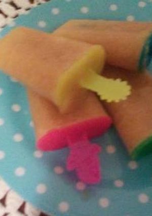 Una foto de Helado paleta de frutas 🍌🍎🍊