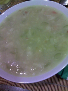 Una foto de Sopa de merluza, cebolla y apio
