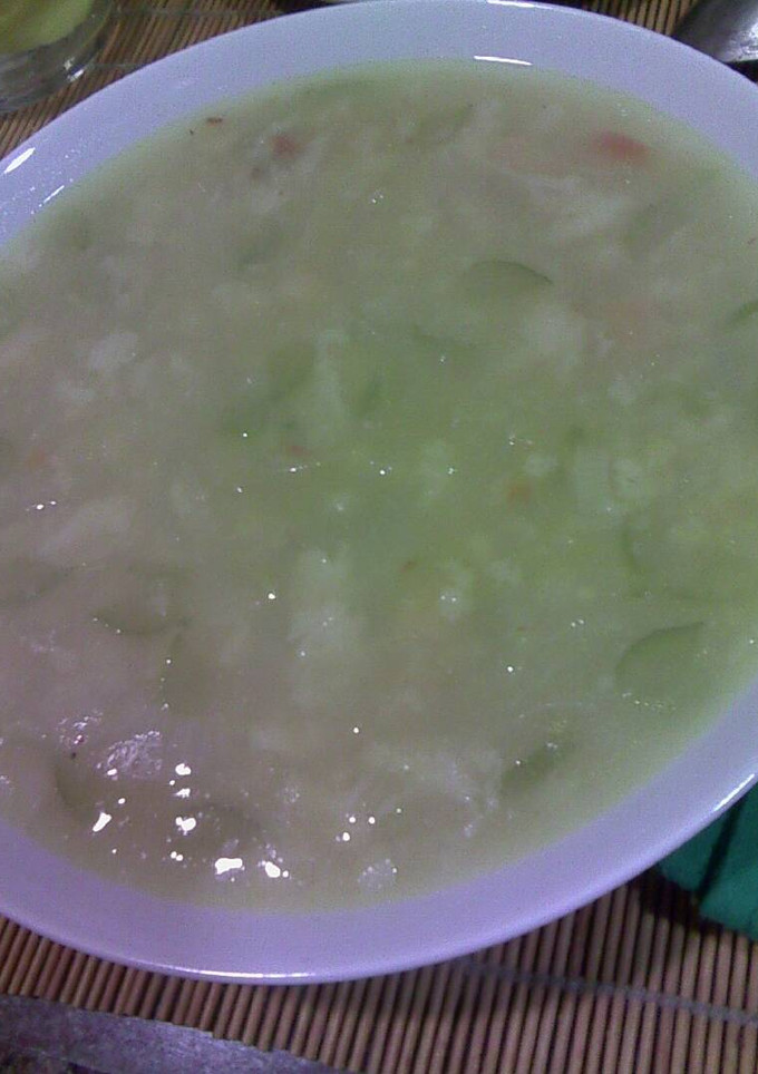 Una foto de Sopa de merluza, cebolla y apio