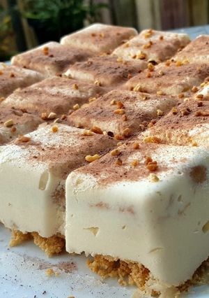 Une photo de Cheesemisu ou mélange de tiramisu et cheesecake