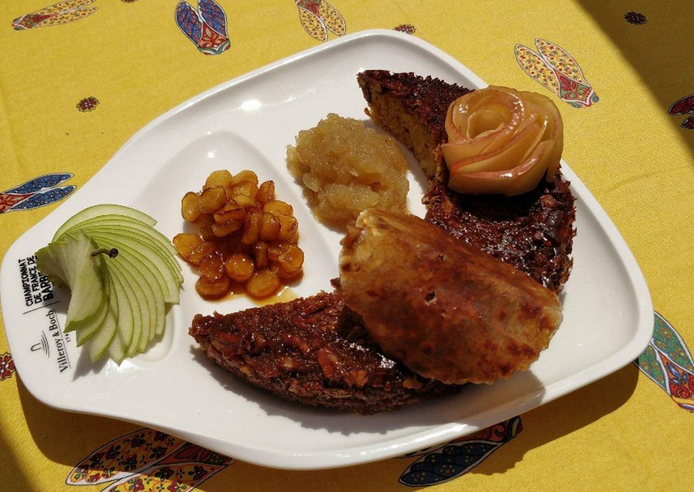 Moelleux aux pommes, noix de pécans, sirop d'érable et déclinaison de pommes