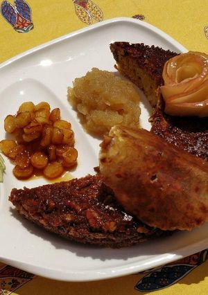 Une photo de Moelleux aux pommes, noix de pécans, sirop d'érable et déclinaison de pommes