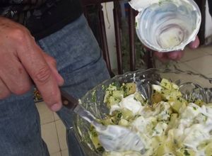 Una foto de Papas afrodisiacas San Valentín con yogurt espeso, salvia y huevo