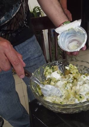Una foto de Papas afrodisiacas San Valentín con yogurt espeso, salvia y huevo