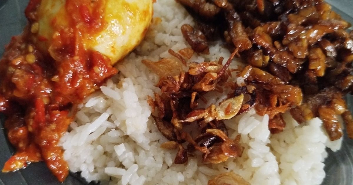 Nasi uduk, orek tempe, telor balado