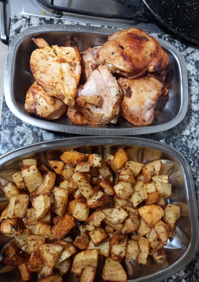 Una foto de Pollo en la Parrigas con Papas al Horno