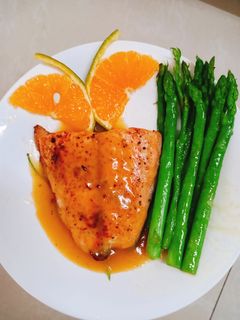 Hình của món Cá hồi áp chảo sauce cam.