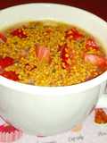 Zumo de naranja con plátano, fresas y polen de flores