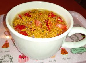 Foto principal de Zumo de naranja con plátano, fresas y polen de flores