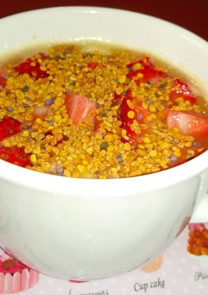 Una foto de Zumo de naranja con plátano, fresas y polen de flores